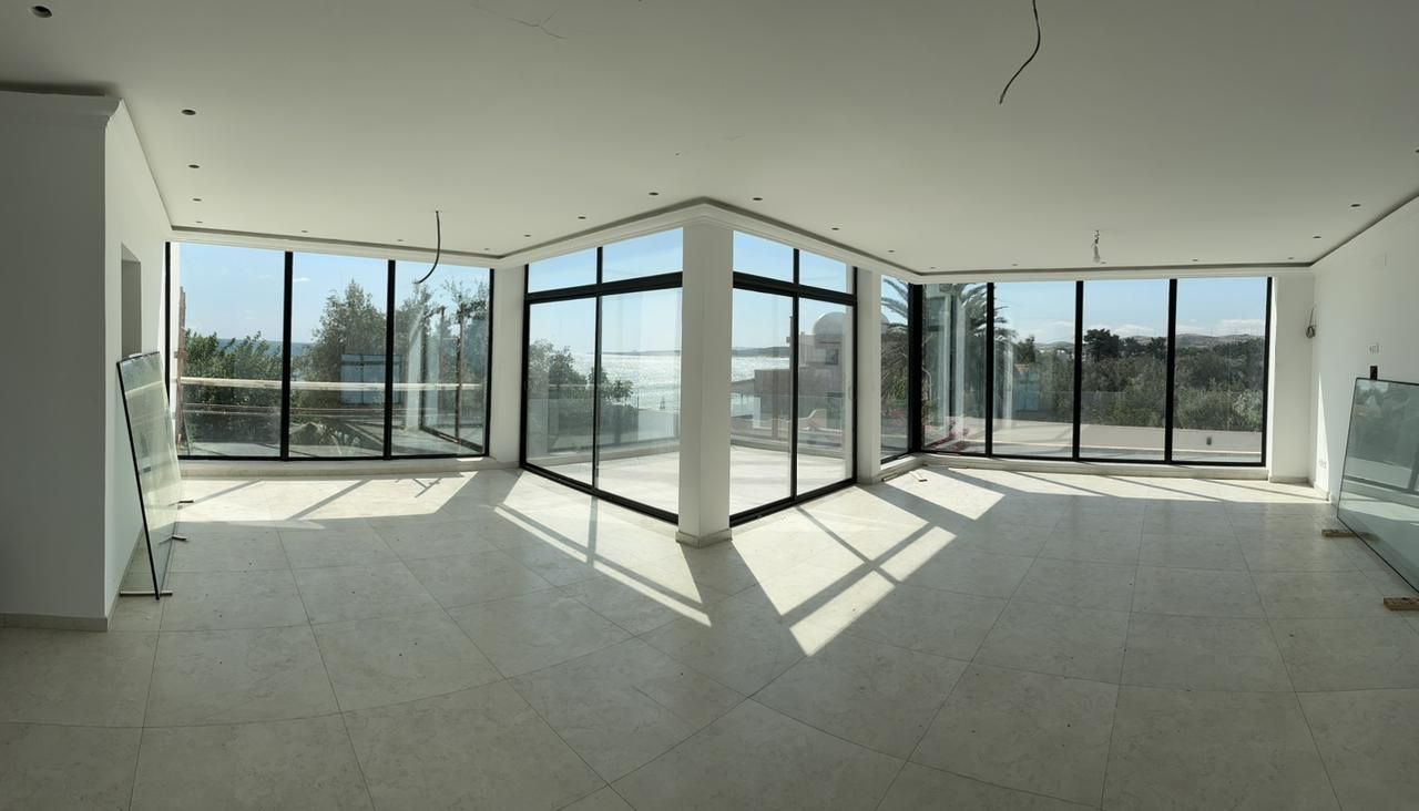 Baies aluminium dans une pièce ouverte sur le jardin