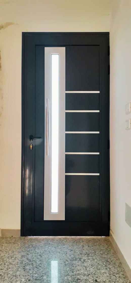 Porte sombre avec bande vitrée et lignes métalliques