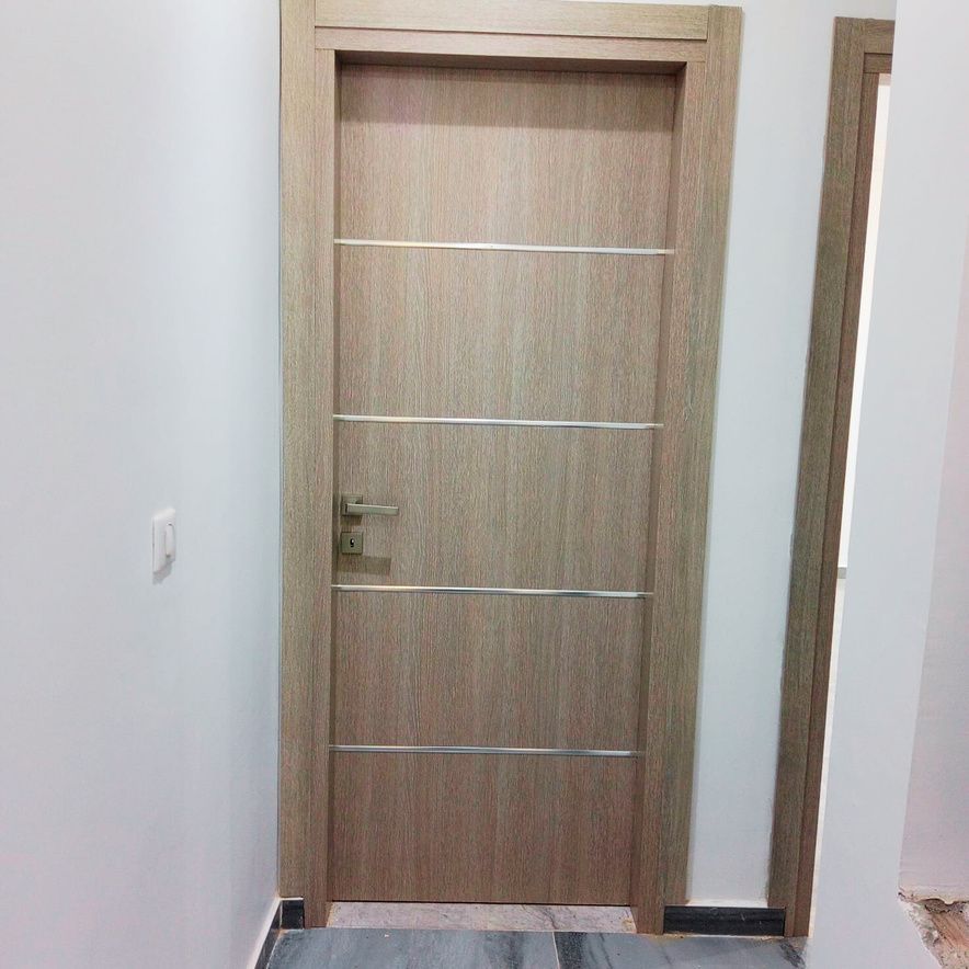 Porte bois avec quatre lignes horizontales claires