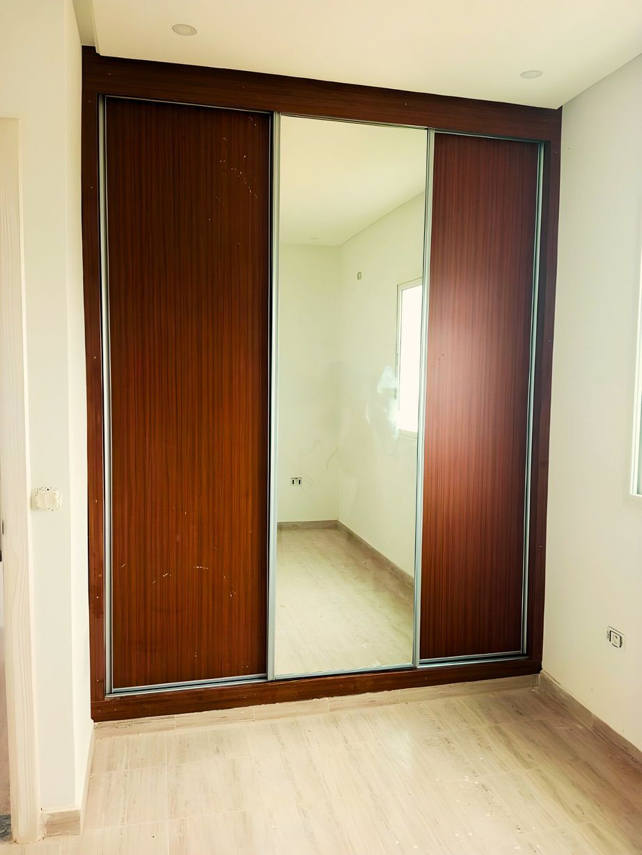 Placard coulissant bois avec une façade miroir