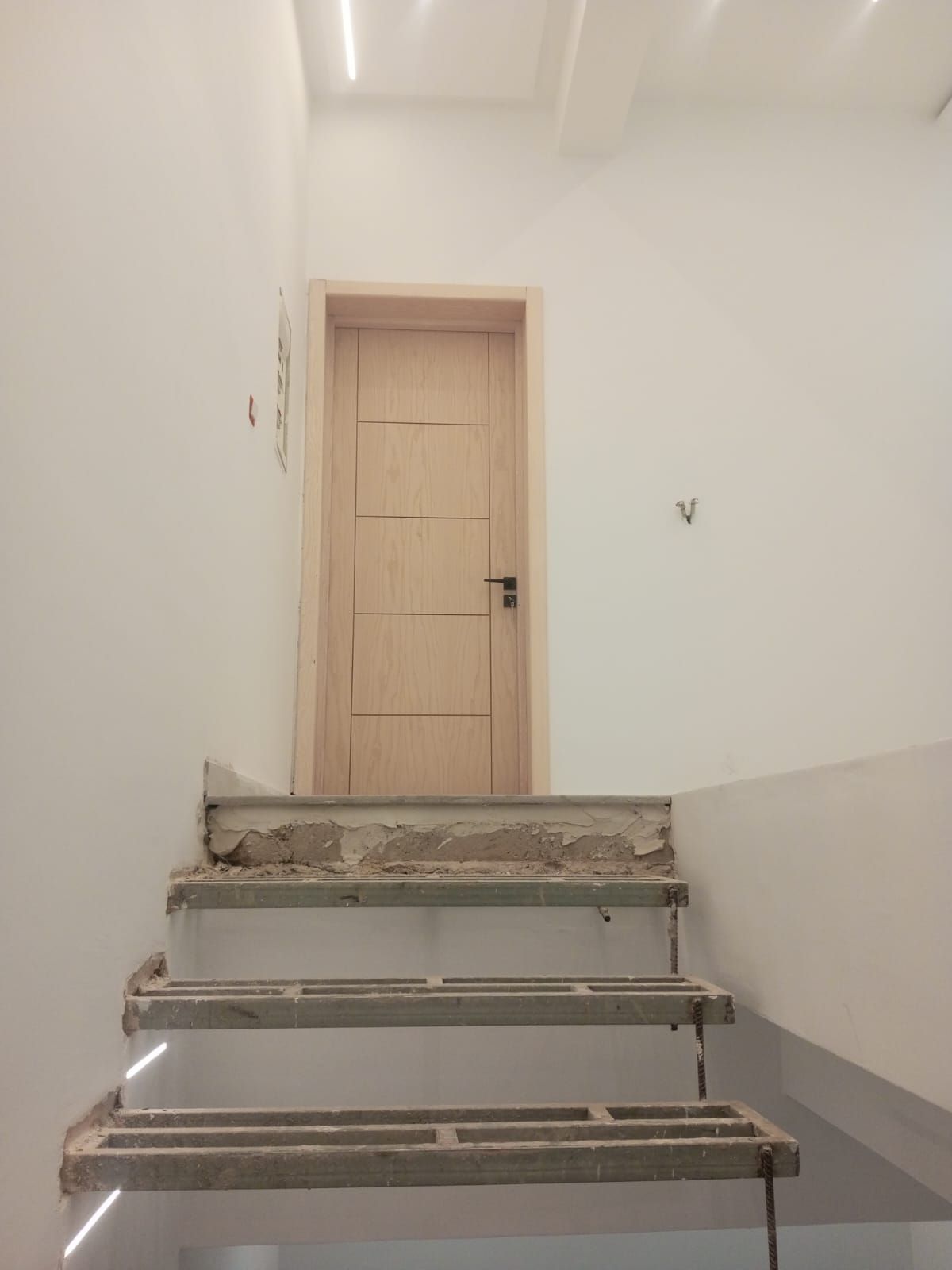 Porte bois sur un palier en cours d’aménagement