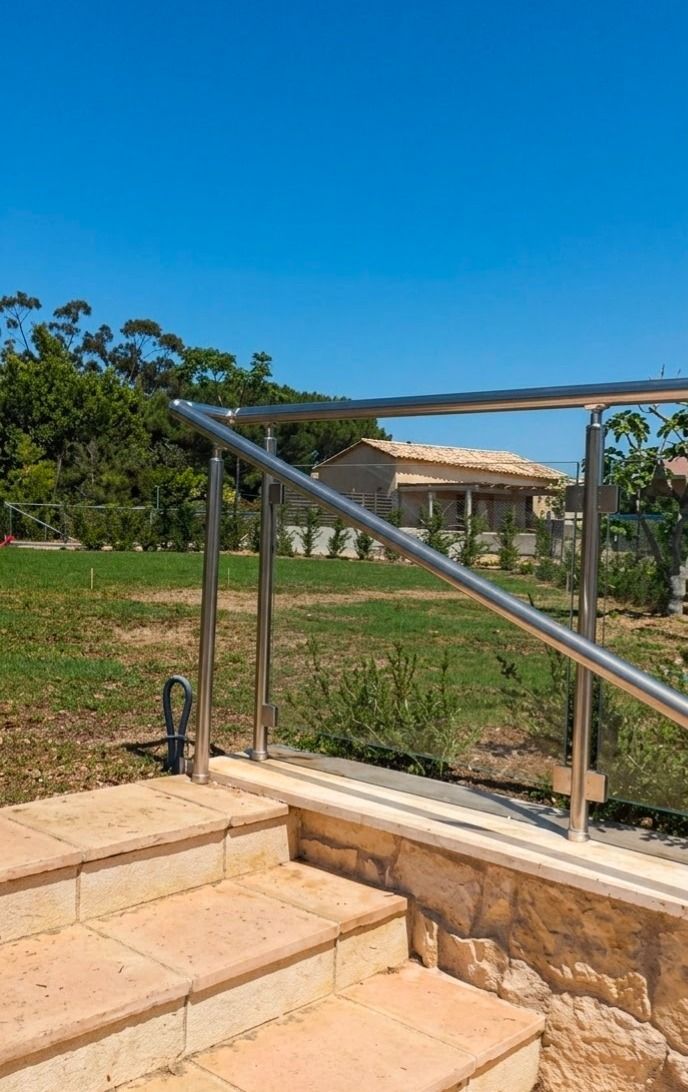 Garde-corps à tiges sur un escalier extérieur