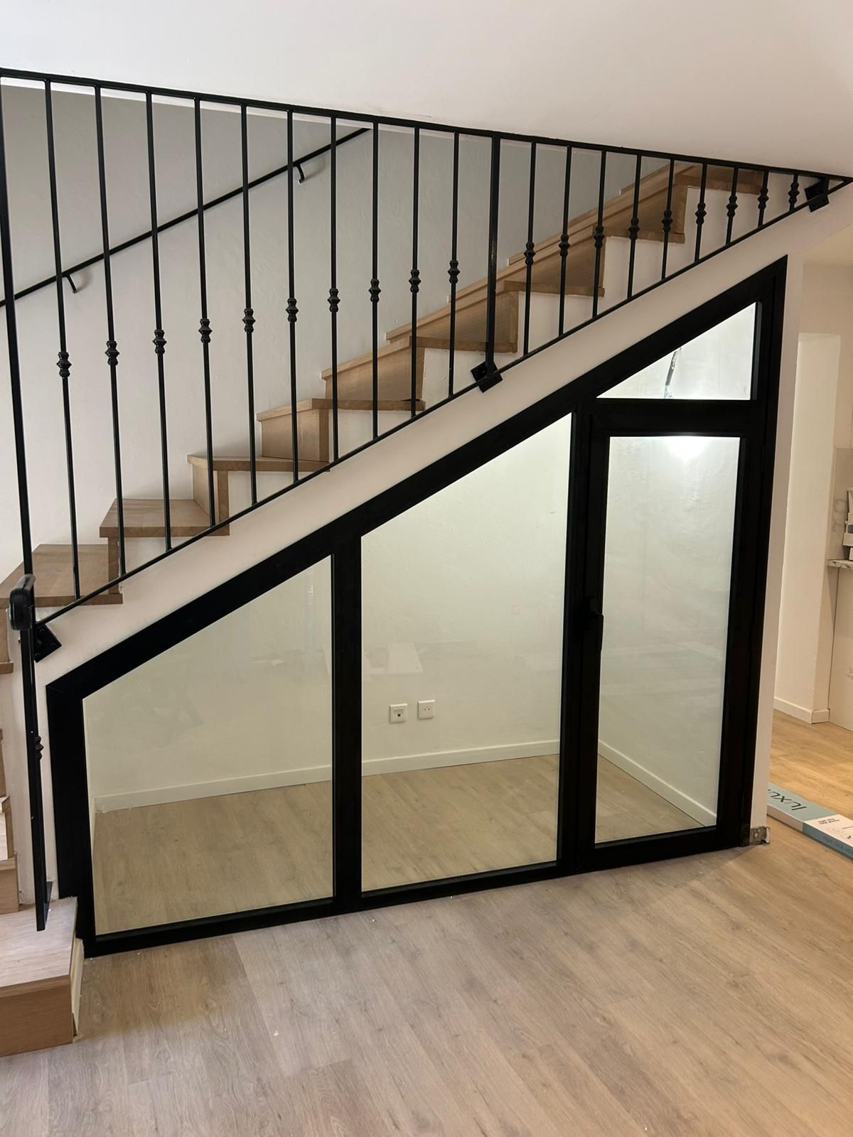 Porte vitrée intégrée dans une verrière sous escalier
