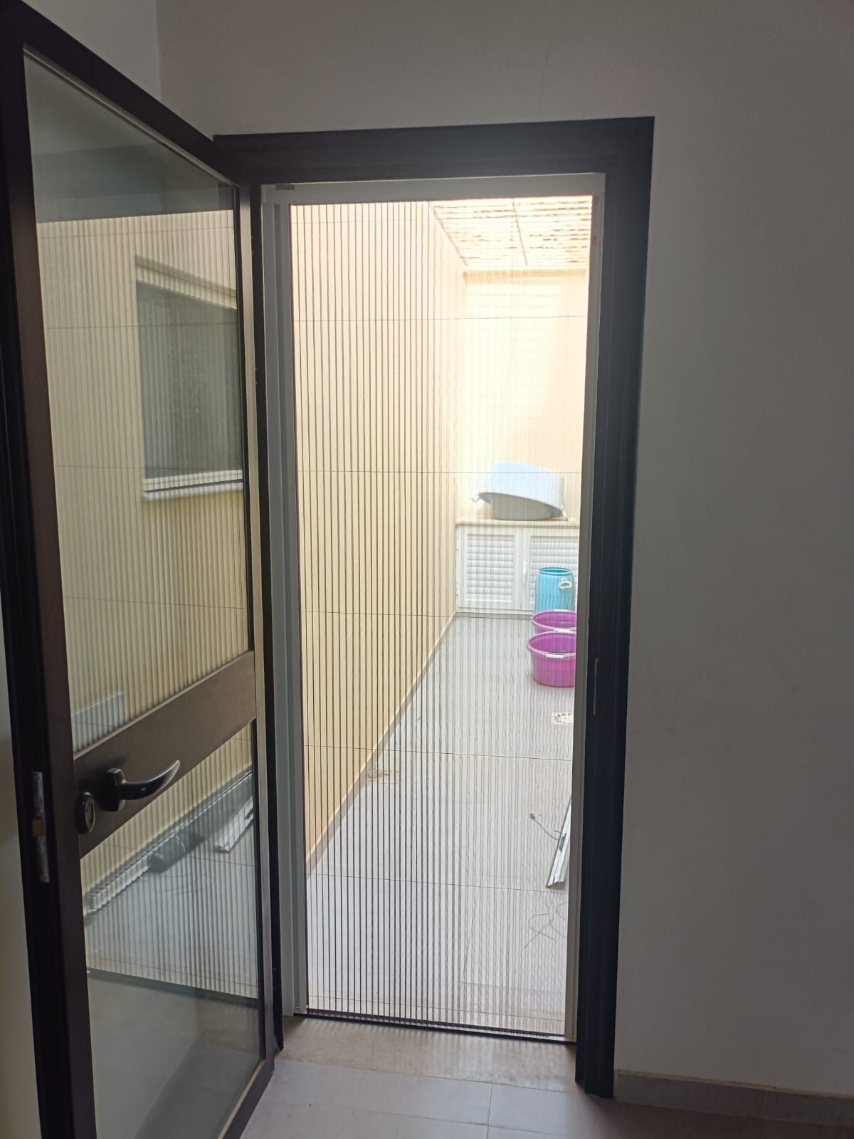 Moustiquaire de porte ouverte pour dégager le passage