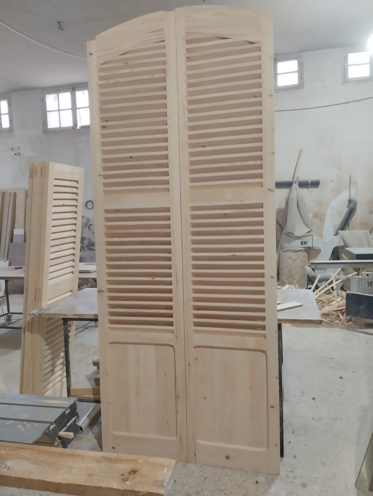 Persienne bois à lames dans un atelier