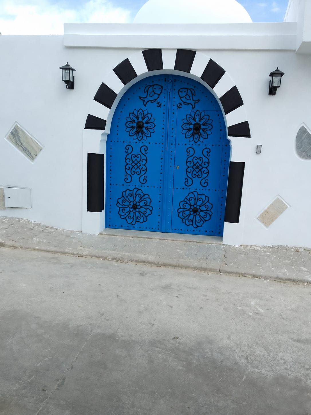 Porte d’entrée bleue en façade