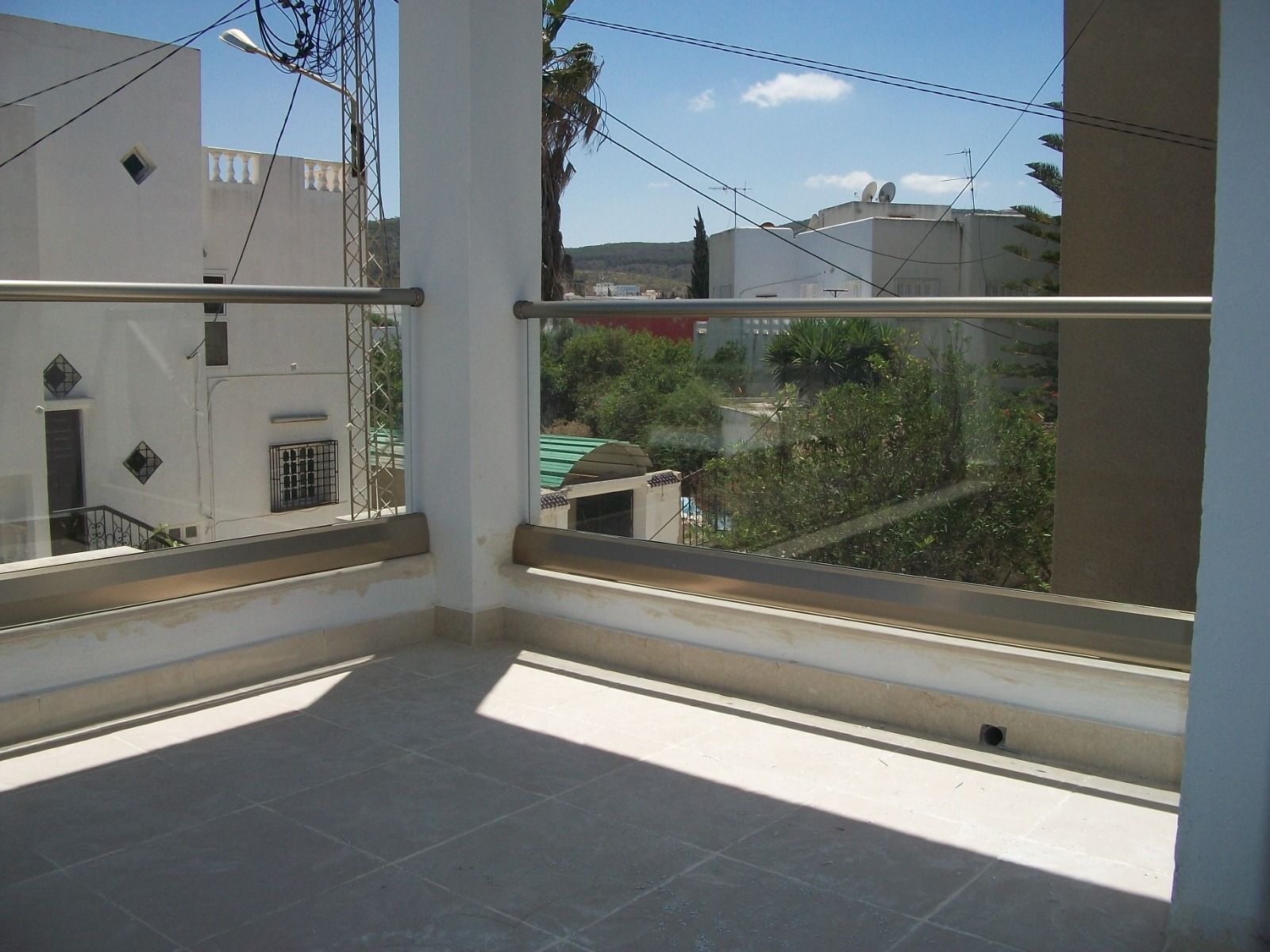 Garde-corps vitré sur une terrasse